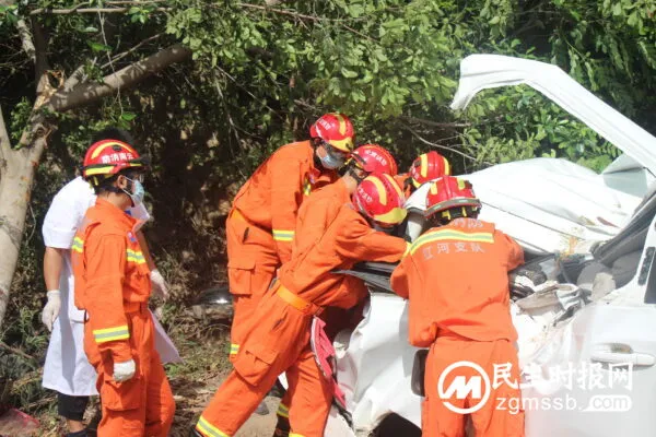 两车相撞人员被困 侨乡消防紧急出动救援