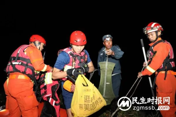 蒙自一男子钓鱼被困湖中孤岛 消防紧急救援