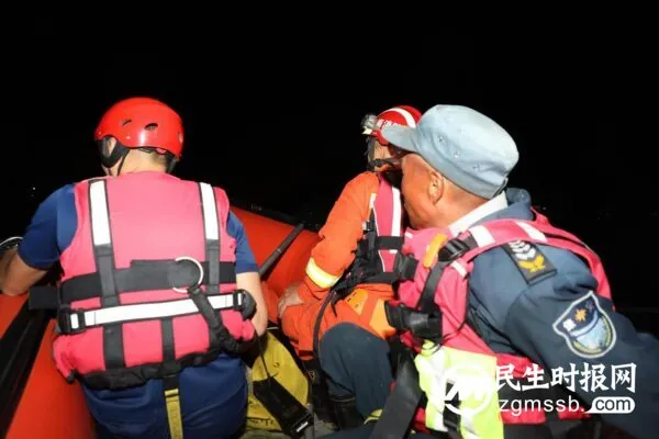 蒙自一男子钓鱼被困湖中孤岛 消防紧急救援