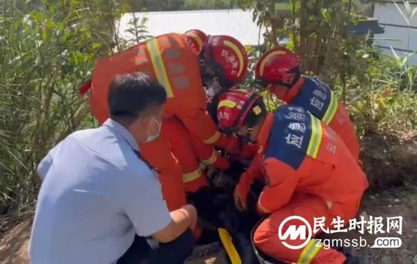 67岁老人行走不慎摔下陡坡 景东消防及时救援