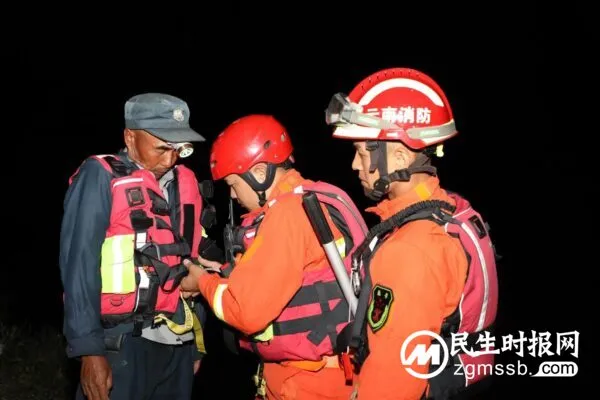 蒙自一男子钓鱼被困湖中孤岛 消防紧急救援