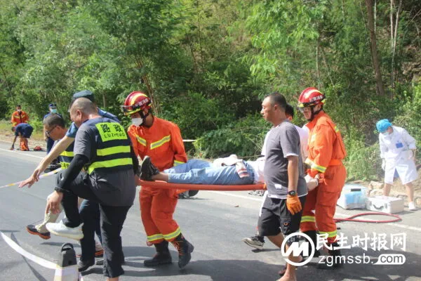 两车相撞人员被困 侨乡消防紧急出动救援