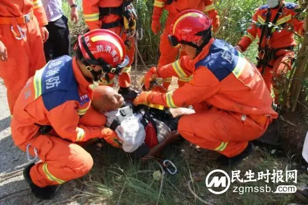 67岁老人行走不慎摔下陡坡 景东消防及时救援
