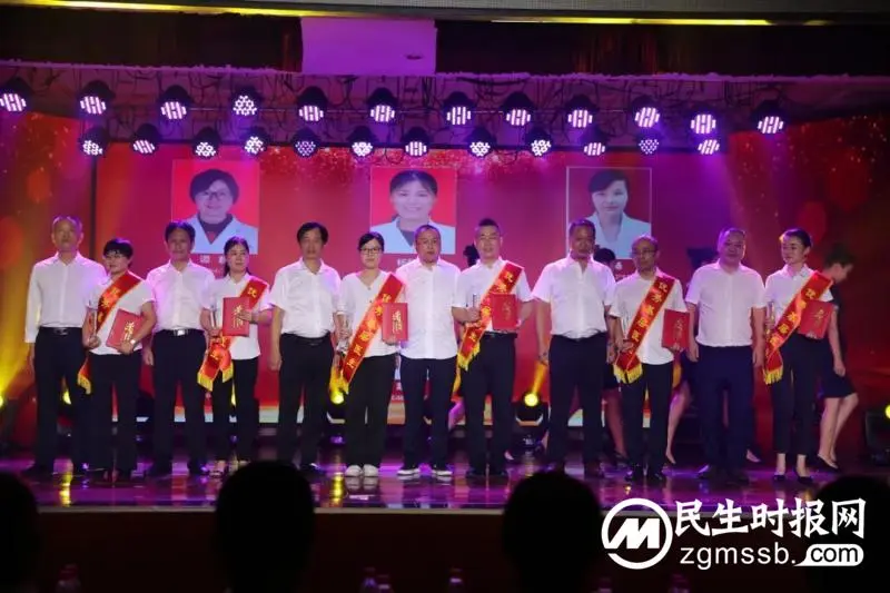 【“医”心向党 踔厉奋进】 湘潭县人民医院医共体举办第五届中国医师节庆祝表彰晚会 【“医”心向党 踔厉奋进】 湘潭县人民医院医共体举办第五届中国医师节庆祝表彰晚会