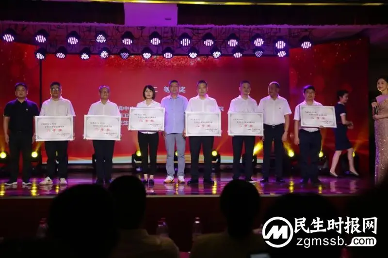 【“医”心向党 踔厉奋进】 湘潭县人民医院医共体举办第五届中国医师节庆祝表彰晚会 【“医”心向党 踔厉奋进】 湘潭县人民医院医共体举办第五届中国医师节庆祝表彰晚会