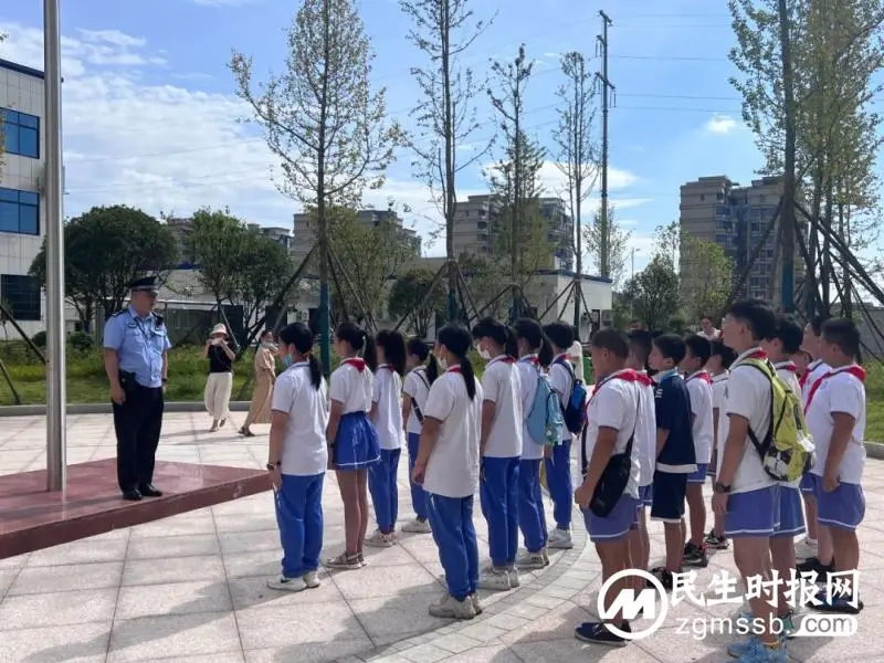 开学第一课 学生进警营 体验别样“警”采