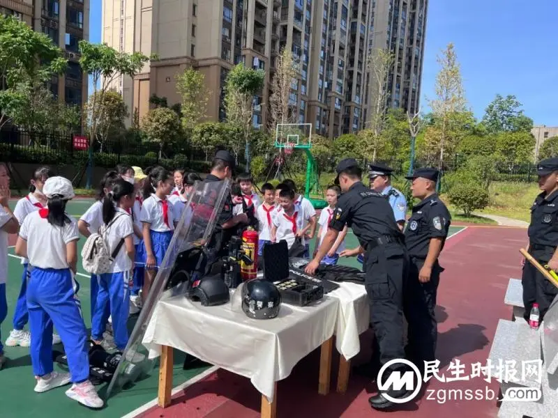 开学第一课 学生进警营 体验别样“警”采