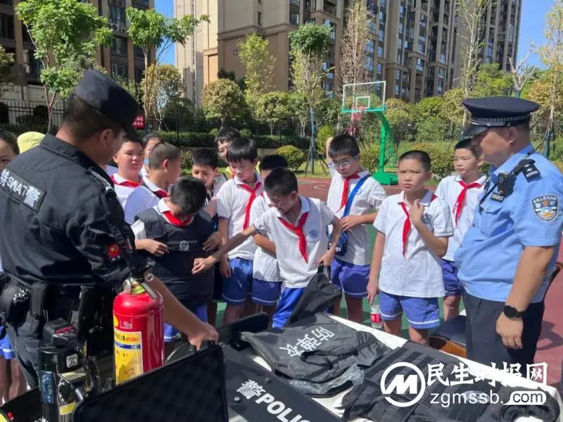 开学第一课 学生进警营 体验别样“警”采