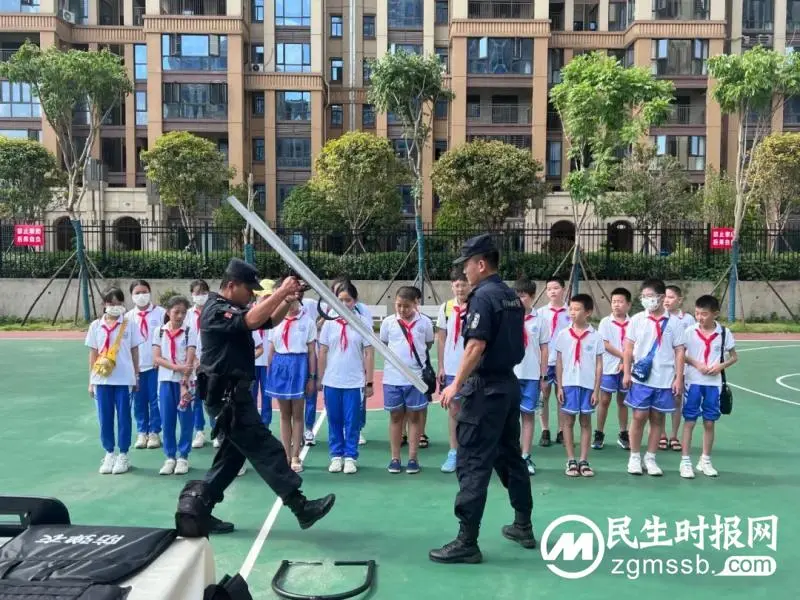 开学第一课 学生进警营 体验别样“警”采