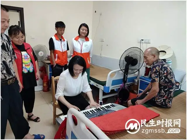 烈日里，敬老院传出缕缕琴声