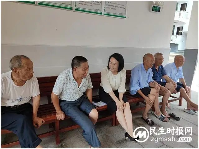 烈日里，敬老院传出缕缕琴声