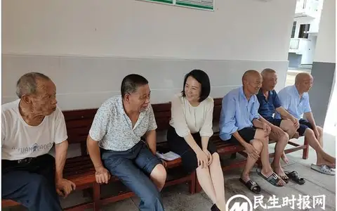 烈日里，敬老院传出缕缕琴声