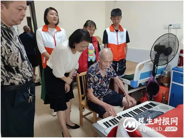 烈日里，敬老院传出缕缕琴声