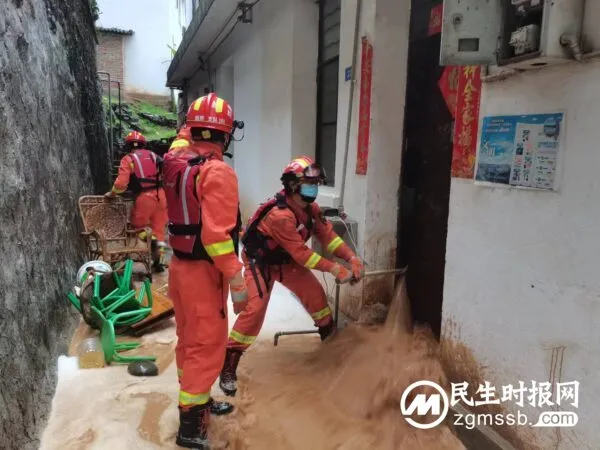 突降暴雨导致城市内涝 消防迅速开展救援