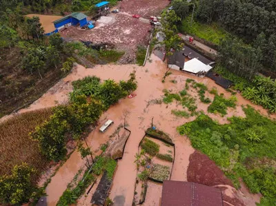 突发!暴雨导致城市内涝 行驶车辆熄火被困 消防成功处置