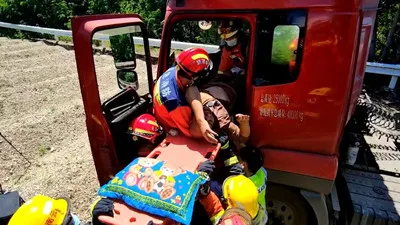 大卡车紧急避险又遇险 元谋消防营救被困驾驶员