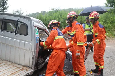 雨天路滑 两车相撞 富民消防紧急救援