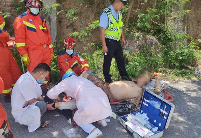 大卡车紧急避险又遇险 元谋消防营救被困驾驶员