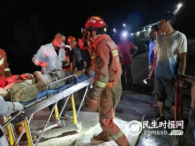 水泥罐车翻下50余米山坡司机被困 江城消防紧急救援