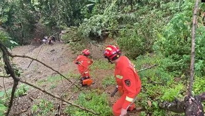 水泥罐车翻下50余米山坡司机被困 江城消防紧急救援