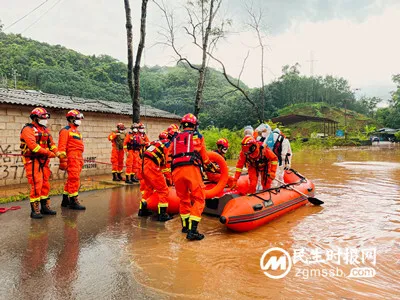 突发!暴雨导致城市内涝 行驶车辆熄火被困 消防成功处置