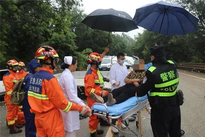 雨天路滑 两车相撞 富民消防紧急救援