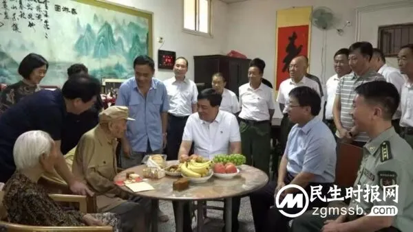 同盟山人军民鱼水情,河南获嘉县举行“喜迎二十大、向军旗敬礼”走访慰问老兵活动