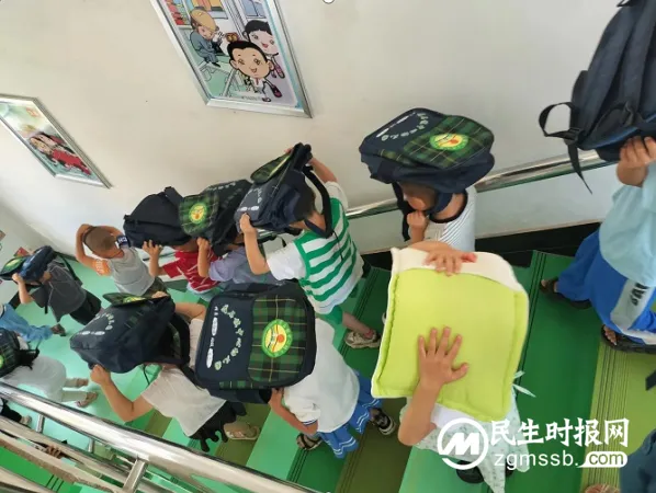 防震安全记心间 疏散演练常进行 防震安全记心间 疏散演练常进行