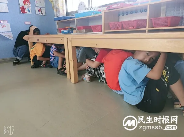 防震安全记心间 疏散演练常进行 防震安全记心间 疏散演练常进行