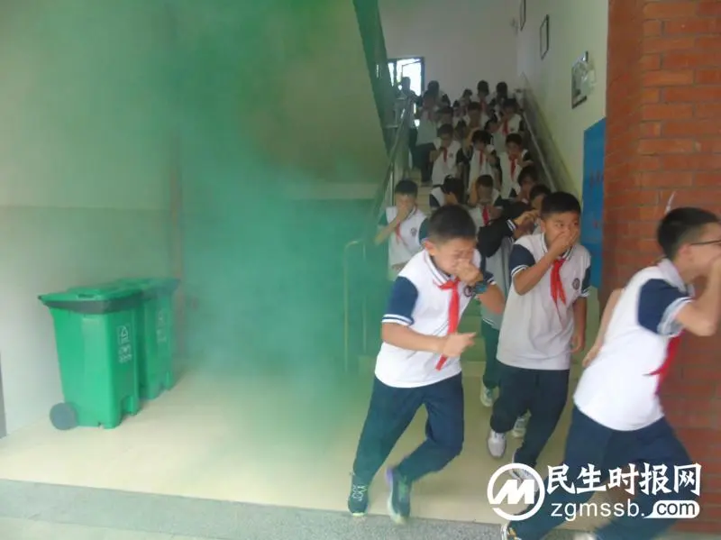 省青少年人防应急技能培训走进湘潭子敬初级中学
