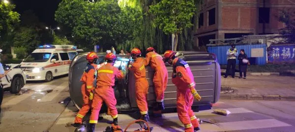 楚雄大姚：轿车碰撞侧翻1人受伤被困 消防破窗营救