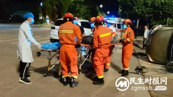 楚雄大姚：轿车碰撞侧翻1人受伤被困 消防破窗营救