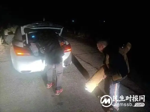 痴呆老人迷路 辅警暖心救助
