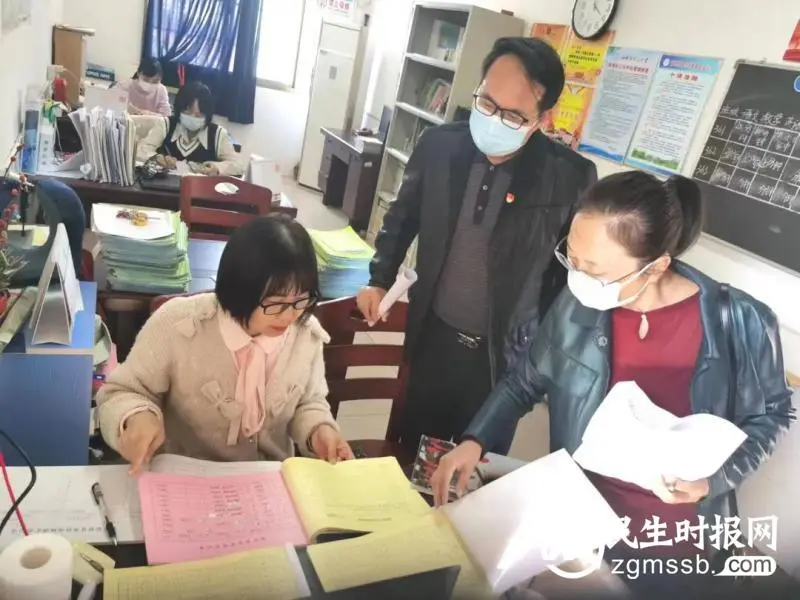 党旗高扬 督查紧相随//湘潭市第三中学新冠疫情防控工作督查 党旗高扬 督查紧相随//湘潭市第三中学新冠疫情防控工作督查