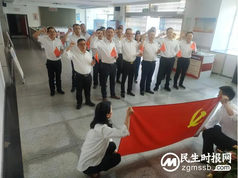 拥抱新时代 奋进新征程 ——湘潭县民政局干群热议党的二十大 拥抱新时代 奋进新征程 ——湘潭县民政局干群热议党的二十大
