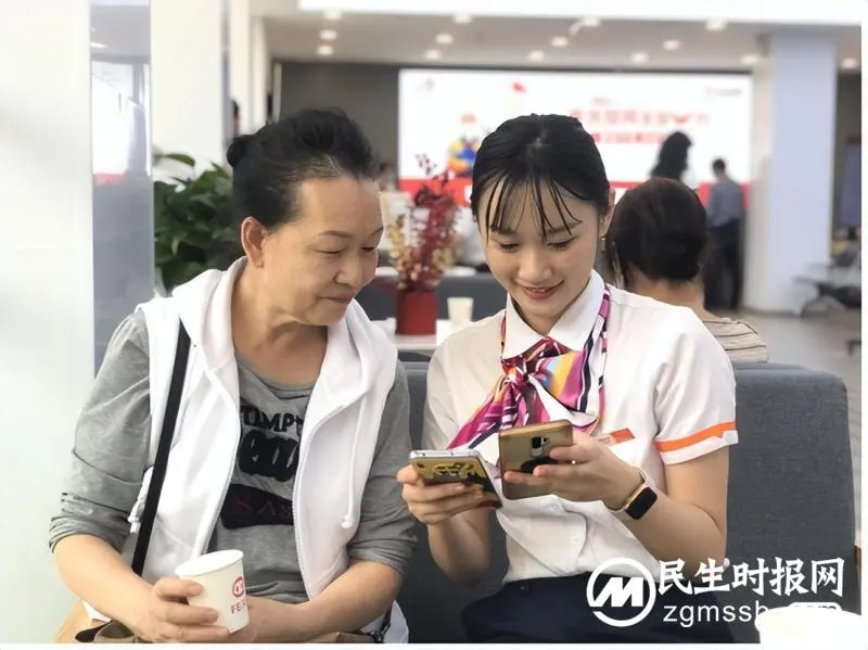 “00后”营业员收获“银龄”客户的心