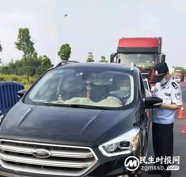 【警徽闪耀在抗疫一线】邓泽操：“老黄牛”的坚韧执着