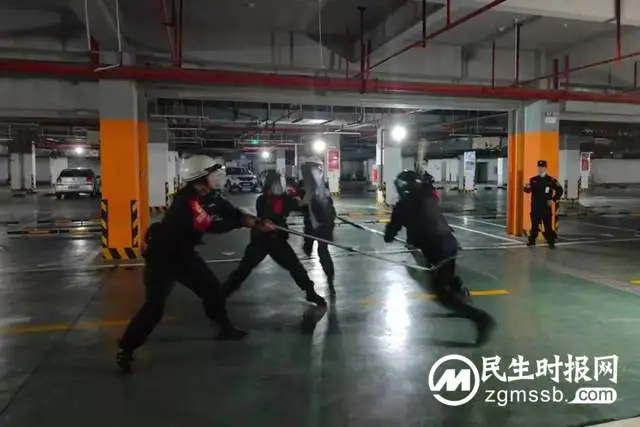 喜迎二十大 忠诚保平安 l 岳塘公安莲城步行街快警站开展综合演练