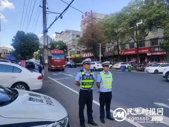 节日我在岗｜从清晨到夜幕 总有那一道藏蓝“警”色