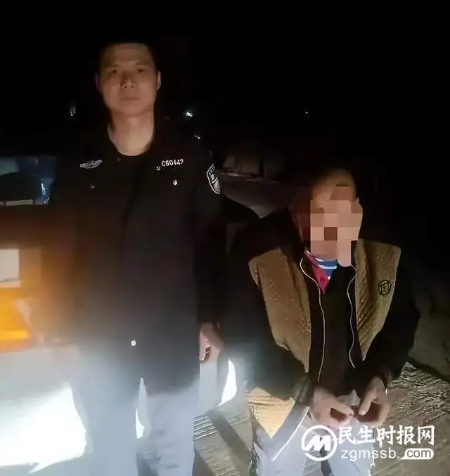 痴呆老人迷路 辅警暖心救助