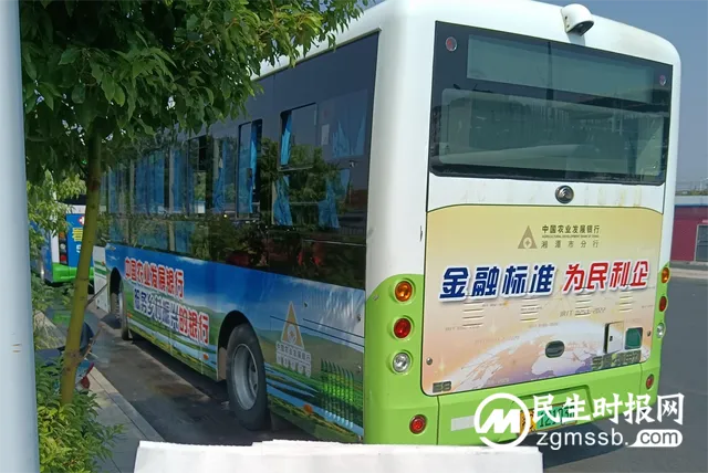 农发行湘潭市分行让金融知识“登”大巴上街头入人心