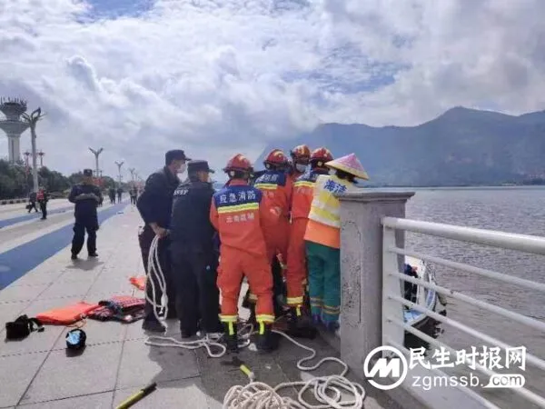 昆明海埂大坝人员落水 消防紧急救援