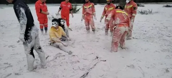 游客被困冰冷泥沼!丽江消防紧急救援!