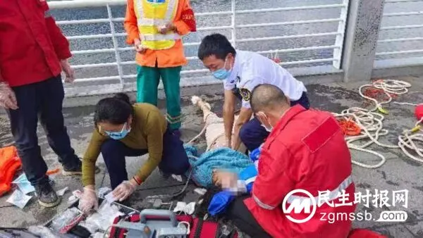 昆明海埂大坝人员落水 消防紧急救援