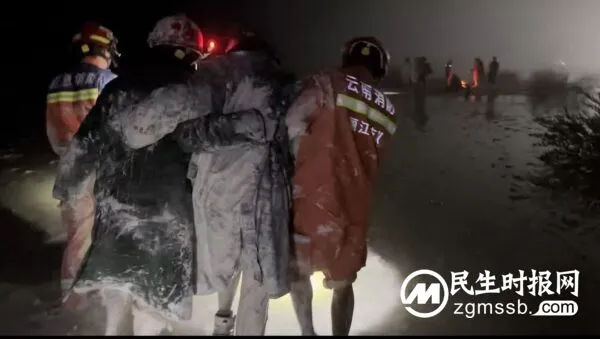 游客被困冰冷泥沼!丽江消防紧急救援!