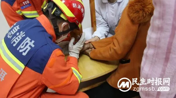戒指“咬”手疼痛7天 消防、医生合力解围