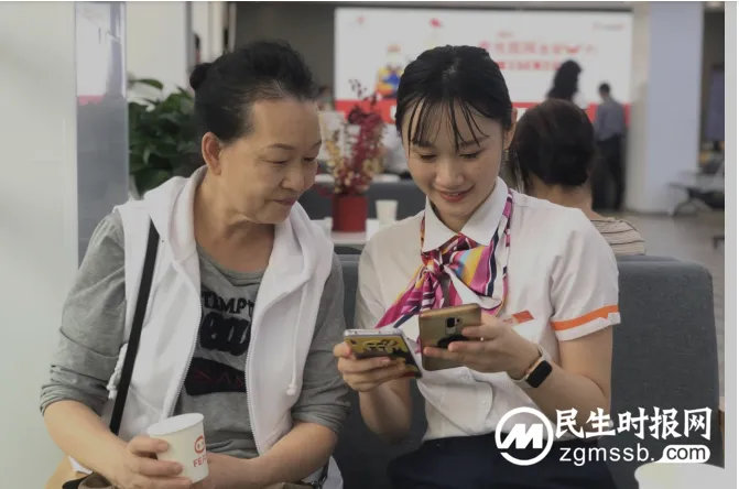 “00后”营业员收获“银龄”客户的心