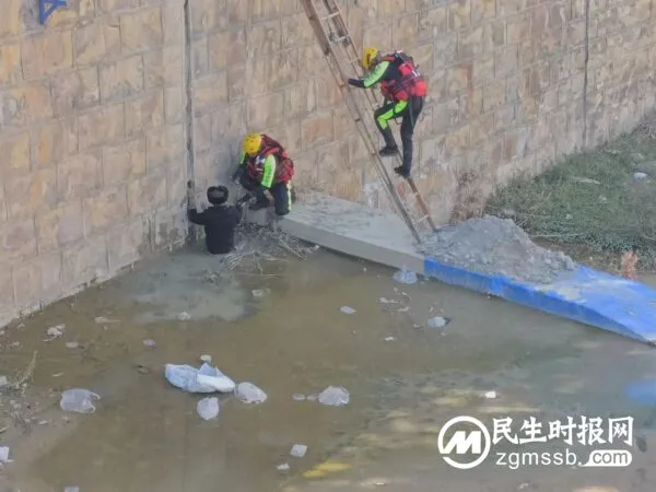 八旬老人采药深陷泥潭 云县消防及时救援