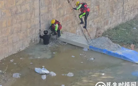 八旬老人采药深陷泥潭 云县消防及时救援