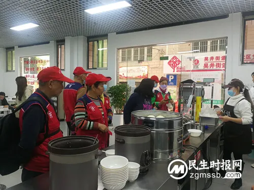 官渡区市民巡访团巡访时了解到: 明通路社区探索特定时段允许商户“有限占道经营”